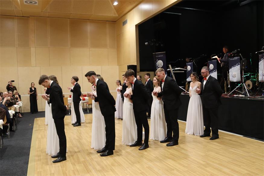 Florianis tanzten beim Bezirksfeuerwehrball in Neutal