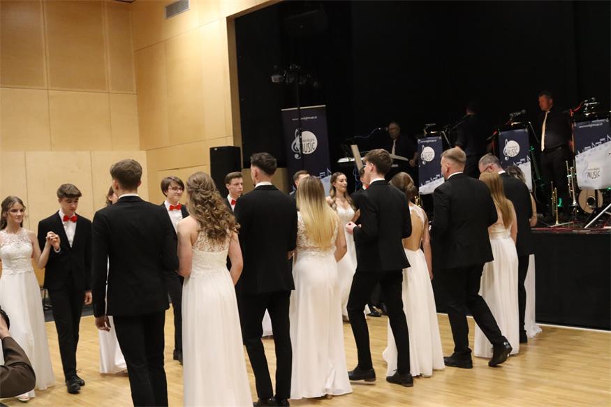 Florianis tanzten beim Bezirksfeuerwehrball in Neutal