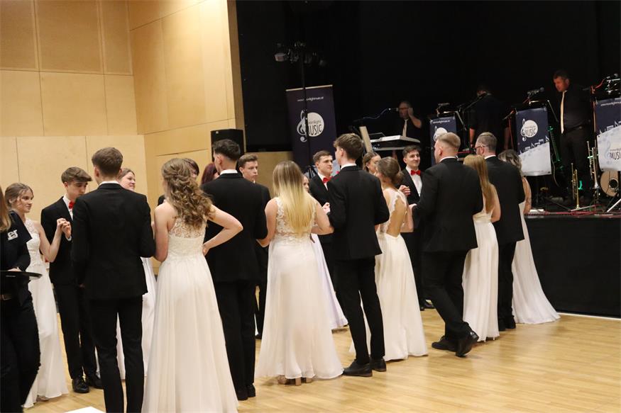 Florianis tanzten beim Bezirksfeuerwehrball in Neutal