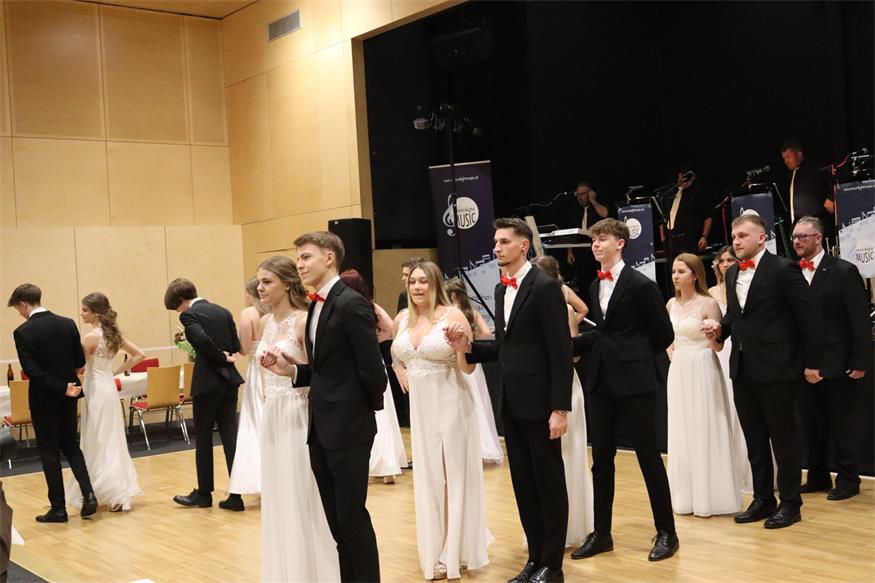 Florianis tanzten beim Bezirksfeuerwehrball in Neutal