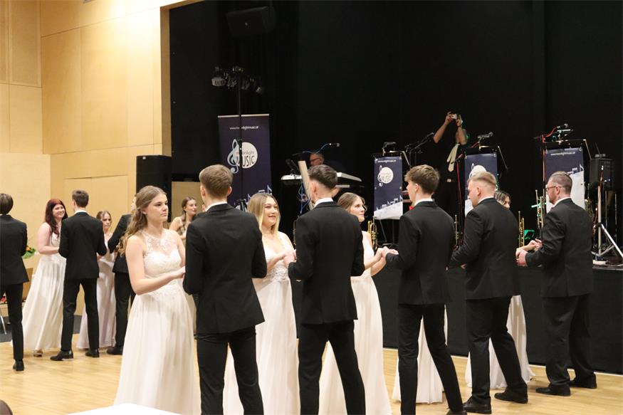 Florianis tanzten beim Bezirksfeuerwehrball in Neutal
