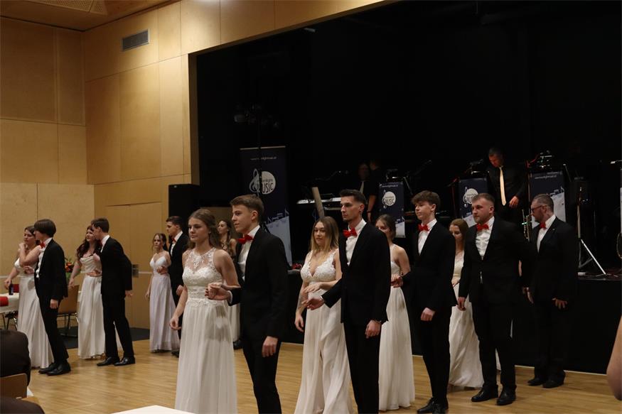 Florianis tanzten beim Bezirksfeuerwehrball in Neutal