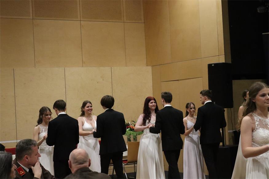Florianis tanzten beim Bezirksfeuerwehrball in Neutal