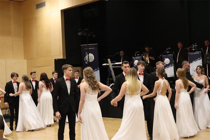 Florianis tanzten beim Bezirksfeuerwehrball in Neutal