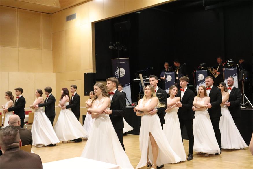 Florianis tanzten beim Bezirksfeuerwehrball in Neutal