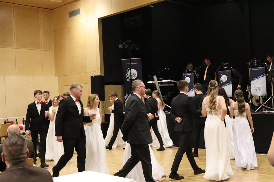 Florianis tanzten beim Bezirksfeuerwehrball in Neutal