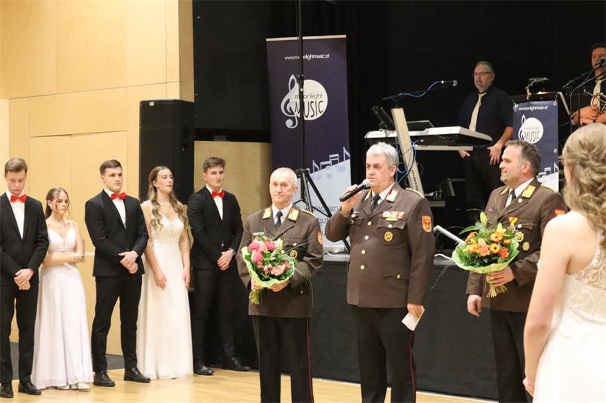Florianis tanzten beim Bezirksfeuerwehrball in Neutal