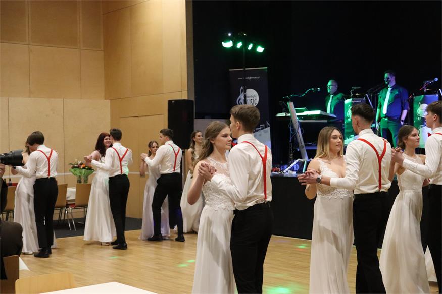 Florianis tanzten beim Bezirksfeuerwehrball in Neutal