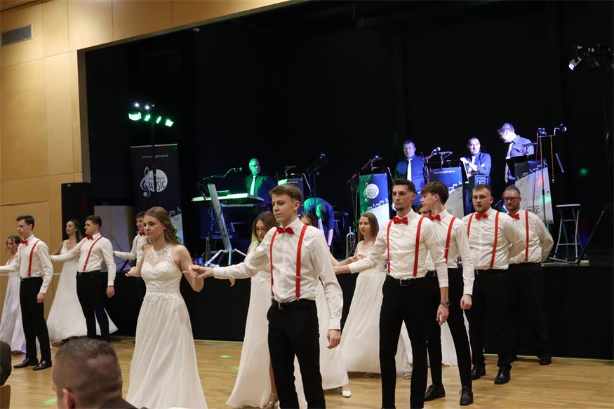 Florianis tanzten beim Bezirksfeuerwehrball in Neutal