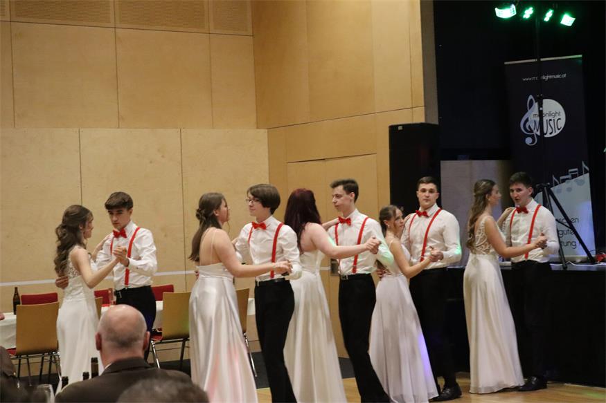 Florianis tanzten beim Bezirksfeuerwehrball in Neutal