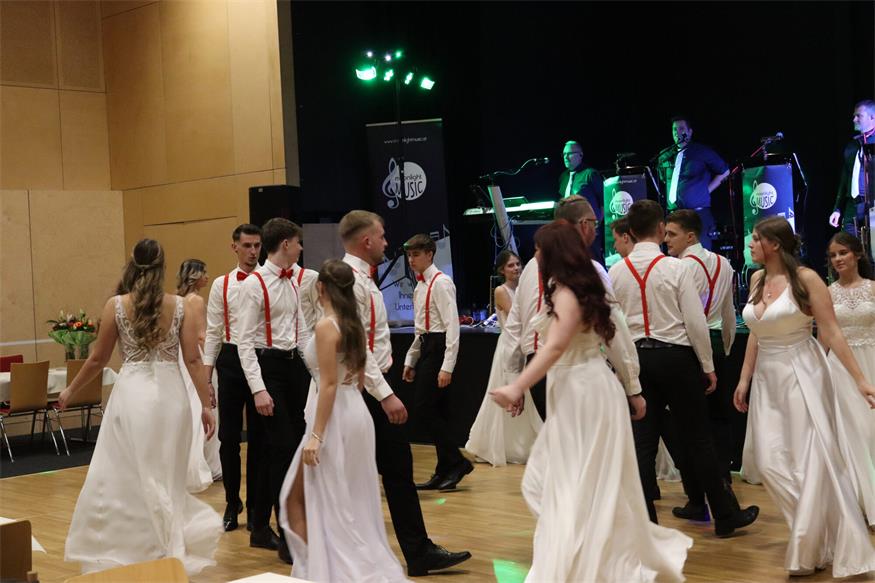 Florianis tanzten beim Bezirksfeuerwehrball in Neutal
