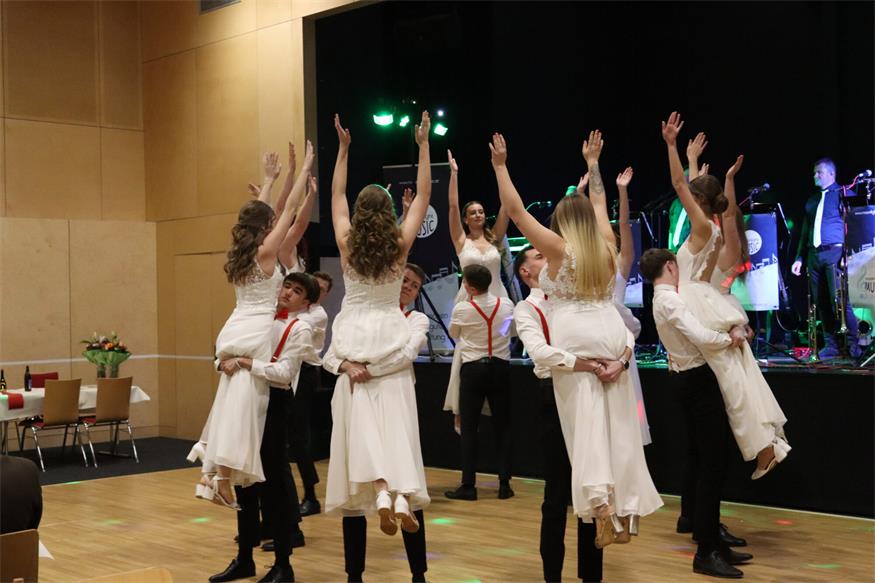 Florianis tanzten beim Bezirksfeuerwehrball in Neutal