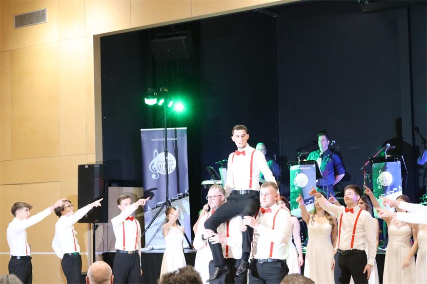 Florianis tanzten beim Bezirksfeuerwehrball in Neutal