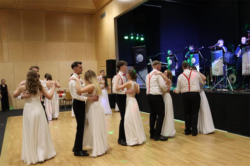Florianis tanzten beim Bezirksfeuerwehrball in Neutal
