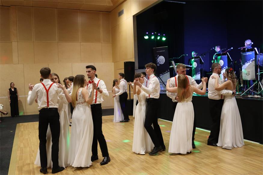 Florianis tanzten beim Bezirksfeuerwehrball in Neutal