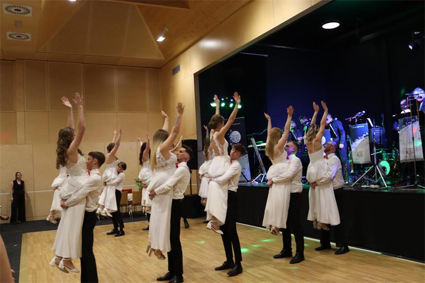 Florianis tanzten beim Bezirksfeuerwehrball in Neutal