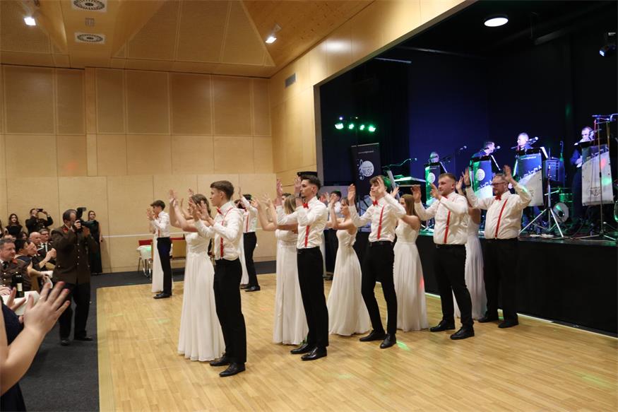 Florianis tanzten beim Bezirksfeuerwehrball in Neutal