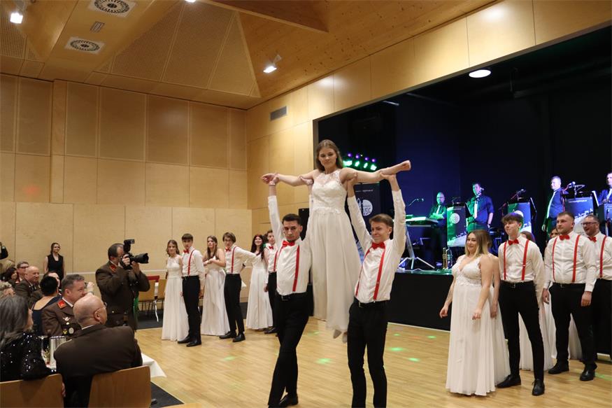 Florianis tanzten beim Bezirksfeuerwehrball in Neutal