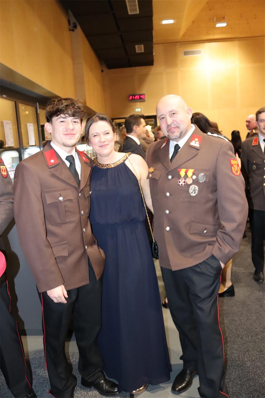 Florianis tanzten beim Bezirksfeuerwehrball in Neutal