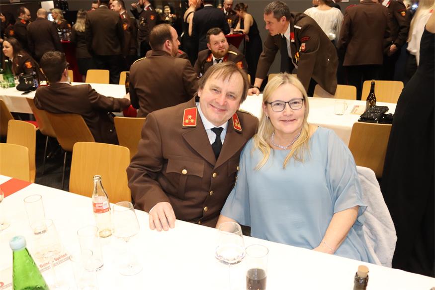 Florianis tanzten beim Bezirksfeuerwehrball in Neutal