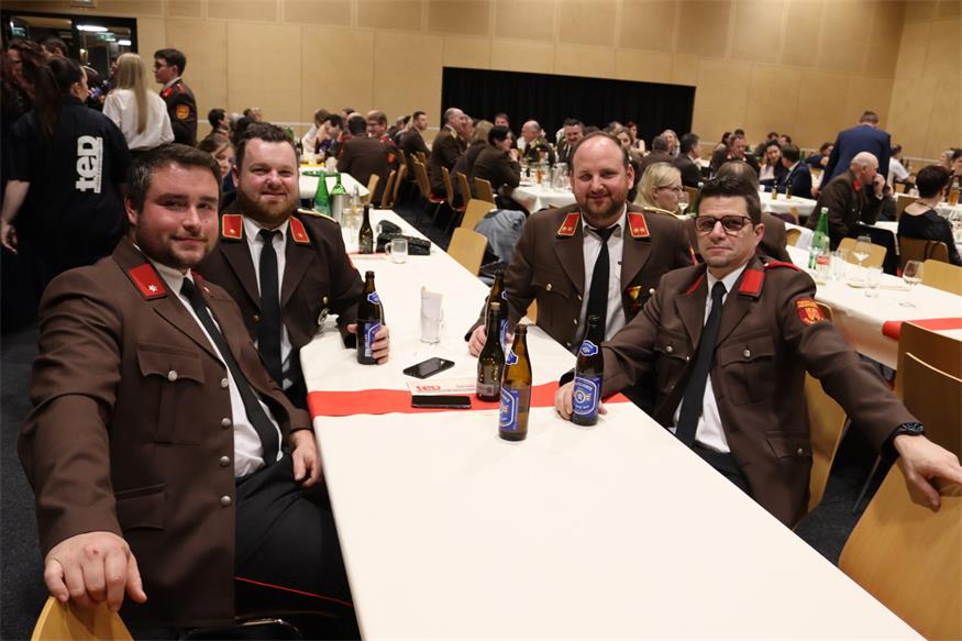 Florianis tanzten beim Bezirksfeuerwehrball in Neutal