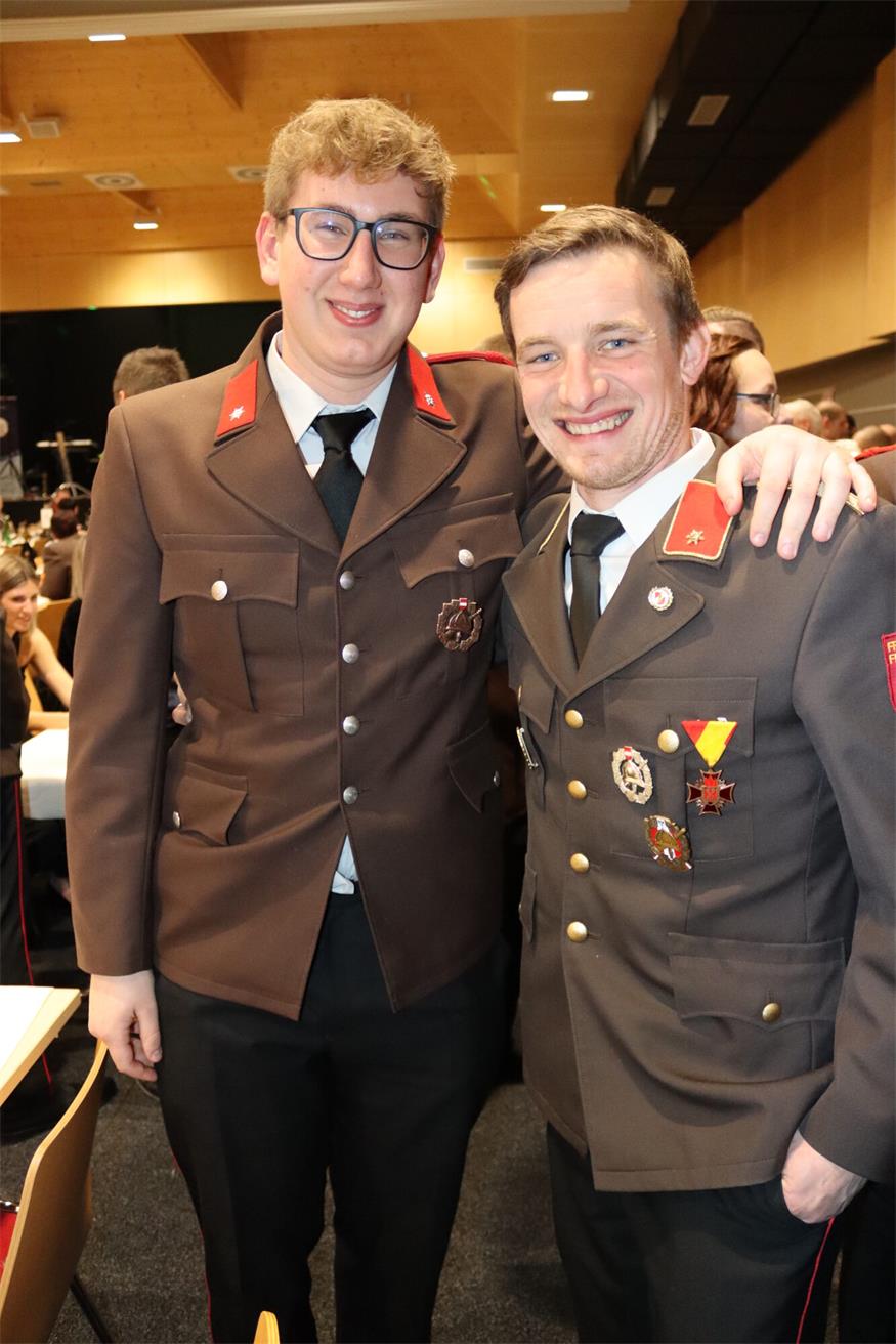 Florianis tanzten beim Bezirksfeuerwehrball in Neutal