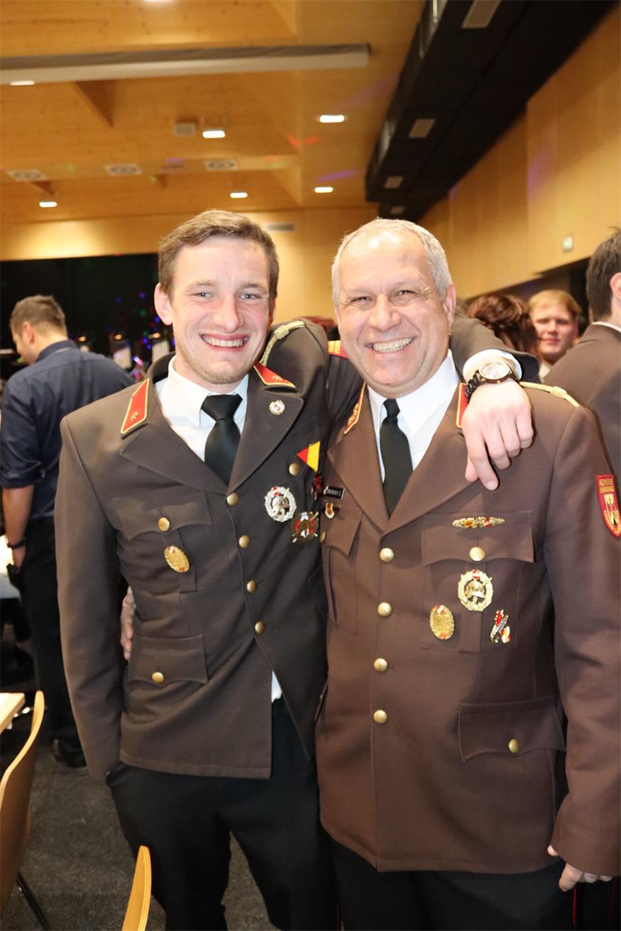 Florianis tanzten beim Bezirksfeuerwehrball in Neutal