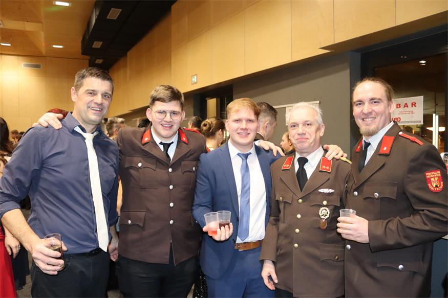 Florianis tanzten beim Bezirksfeuerwehrball in Neutal