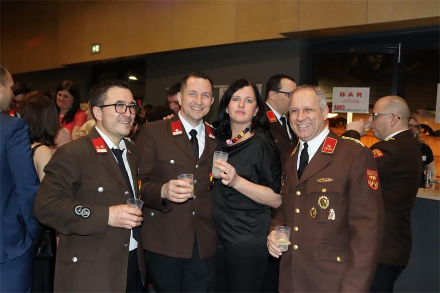 Florianis tanzten beim Bezirksfeuerwehrball in Neutal