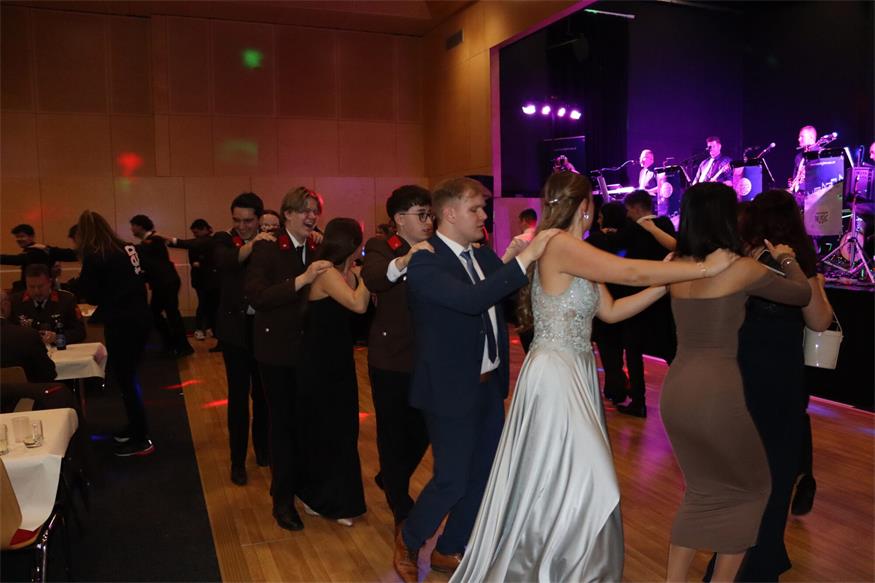 Florianis tanzten beim Bezirksfeuerwehrball in Neutal