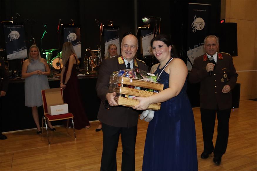 Florianis tanzten beim Bezirksfeuerwehrball in Neutal
