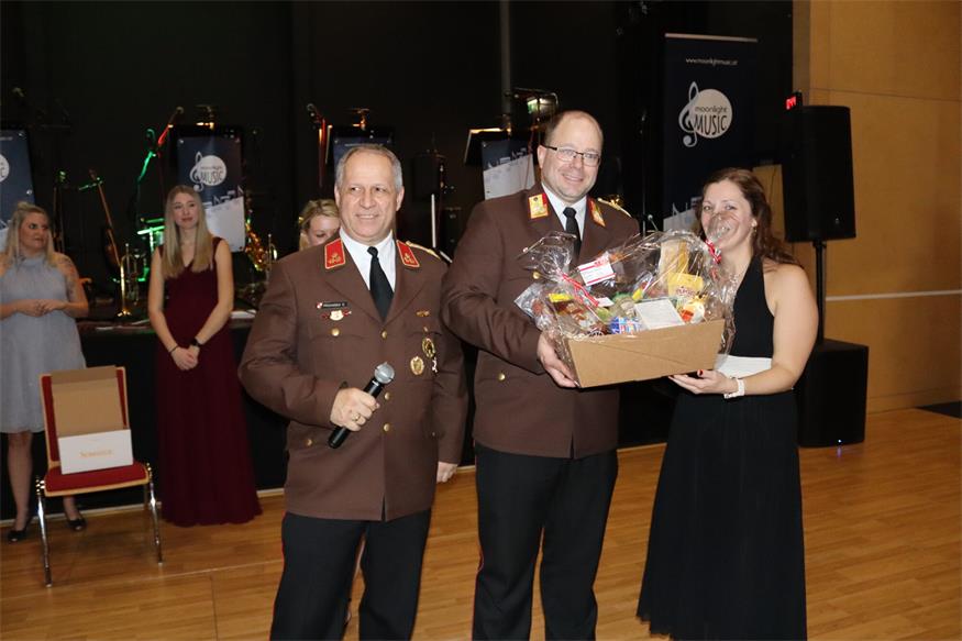 Florianis tanzten beim Bezirksfeuerwehrball in Neutal
