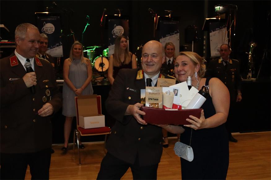 Florianis tanzten beim Bezirksfeuerwehrball in Neutal