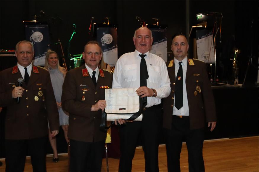 Florianis tanzten beim Bezirksfeuerwehrball in Neutal