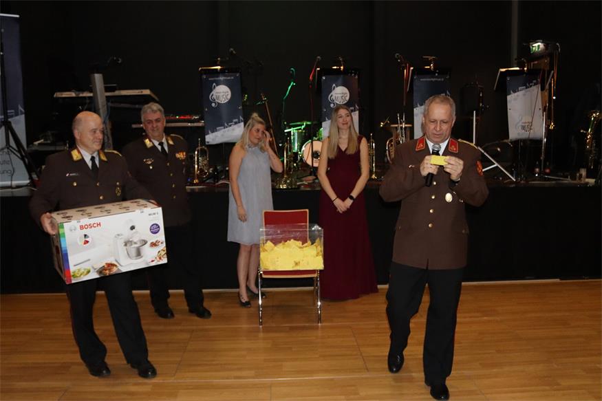 Florianis tanzten beim Bezirksfeuerwehrball in Neutal