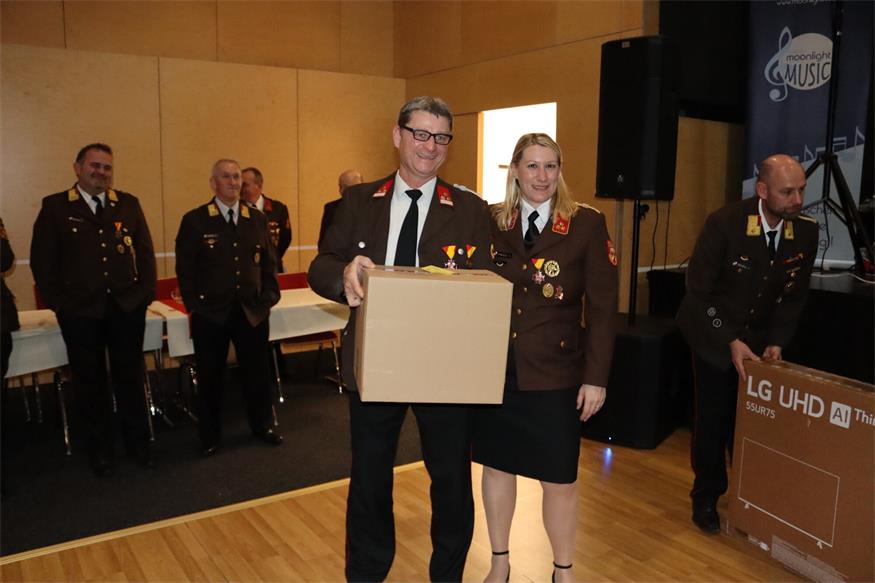 Florianis tanzten beim Bezirksfeuerwehrball in Neutal