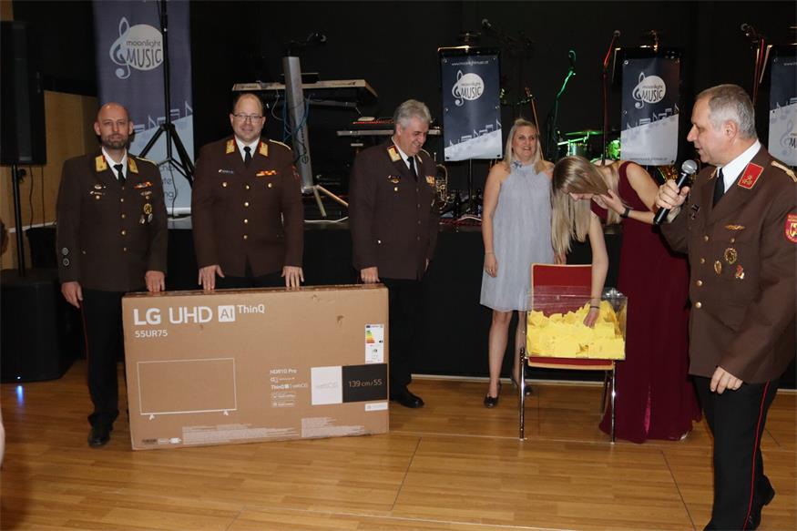 Florianis tanzten beim Bezirksfeuerwehrball in Neutal