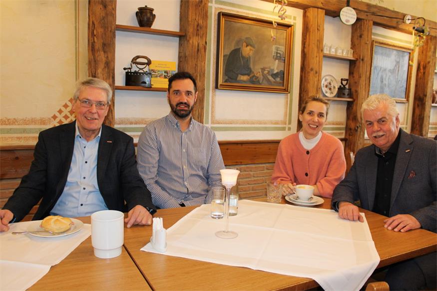 „Wirtschaft um 8“ in Dörfl: Früh informiert sich ...