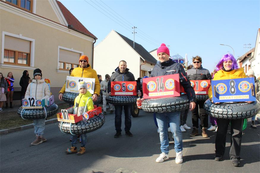 Vom UFO bis zum Geisterschloss: Nebersdorf trieb es bunt