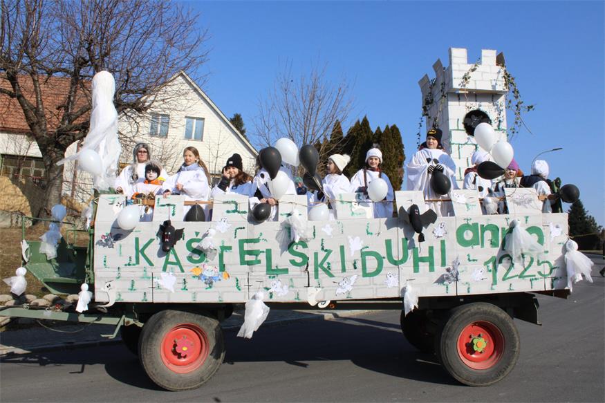 Vom UFO bis zum Geisterschloss: Nebersdorf trieb es bunt