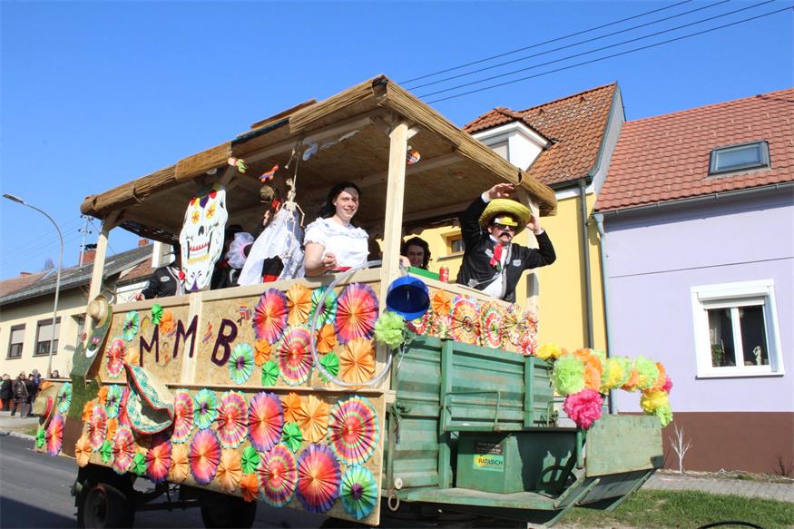 Vom UFO bis zum Geisterschloss: Nebersdorf trieb es bunt