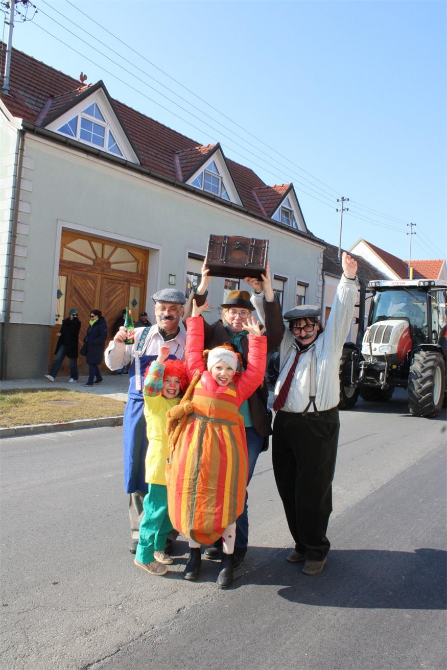 Vom UFO bis zum Geisterschloss: Nebersdorf trieb es bunt