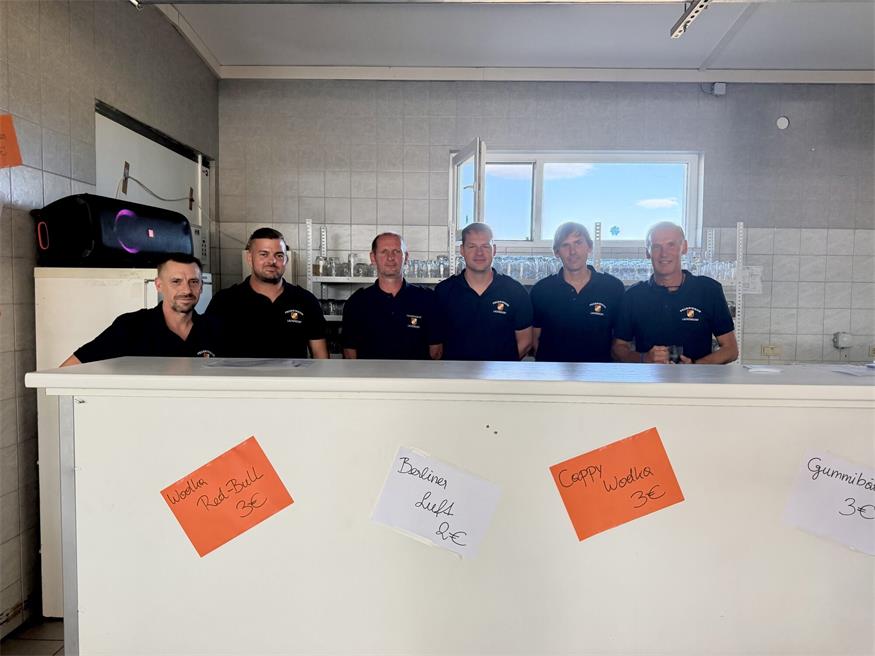 Lackendorfer Feuerwehrjugend packte beim Feuerwehrheurigen mit an
