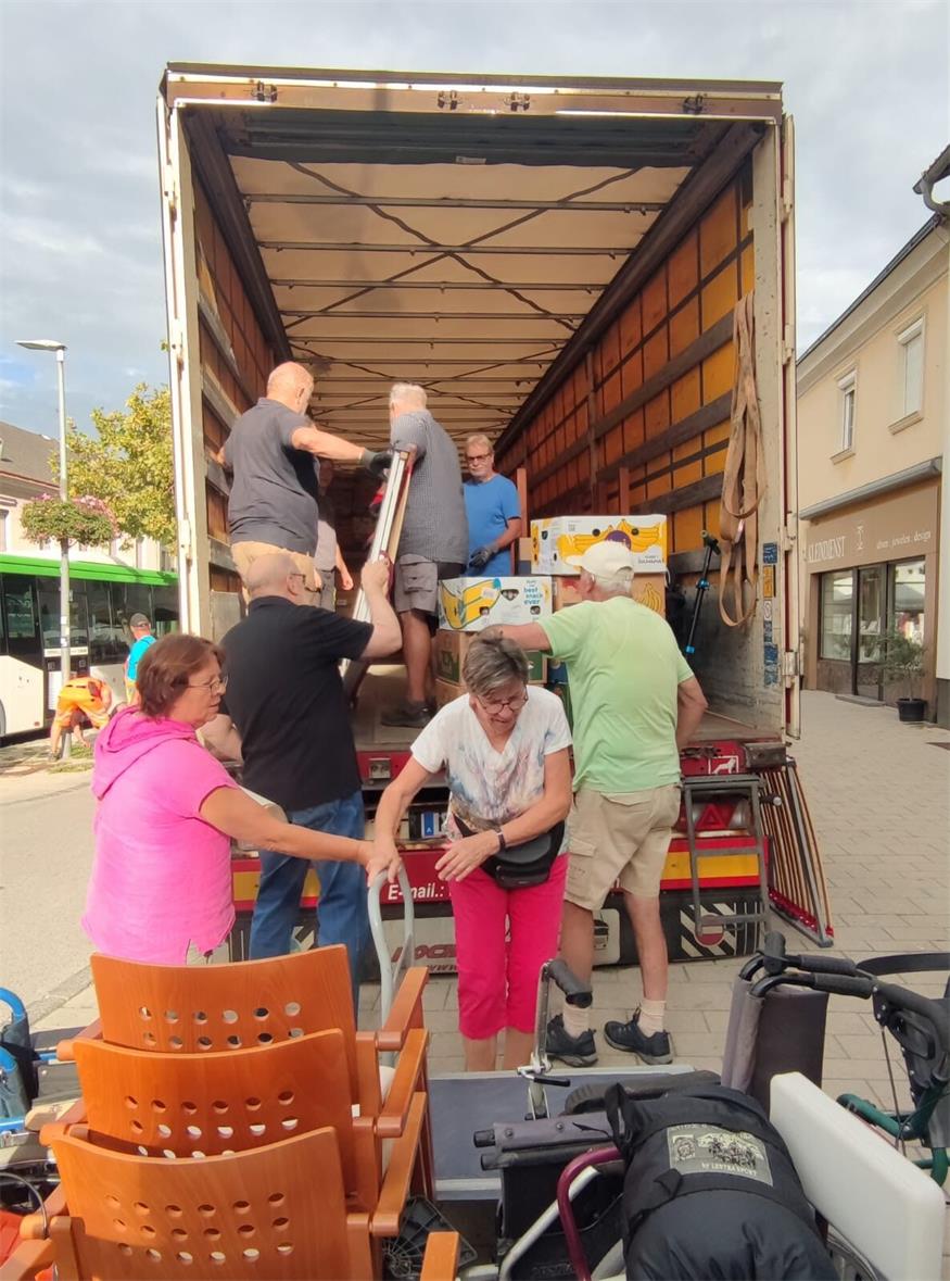 Hilfstransport aus Neusiedl: 48-Tonner bringt Spenden nach Ungarn