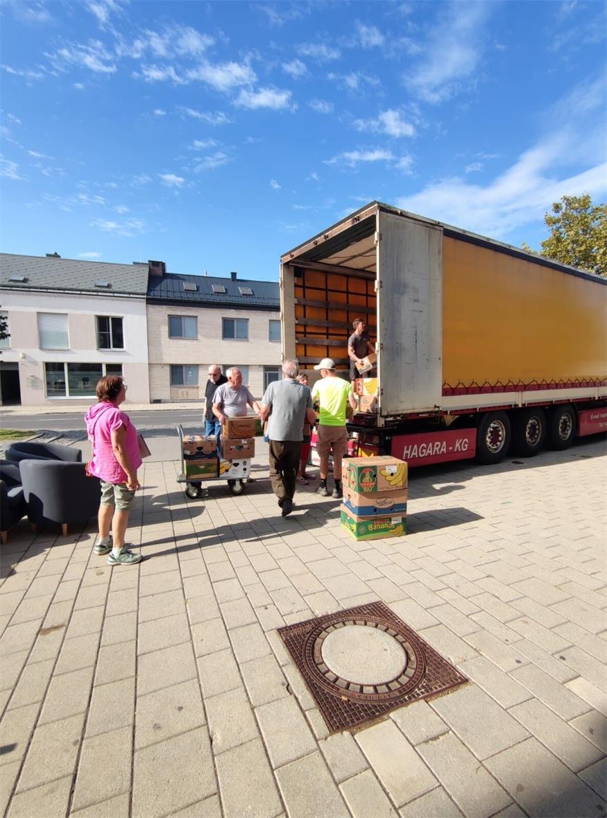 Hilfstransport aus Neusiedl: 48-Tonner bringt Spenden nach Ungarn