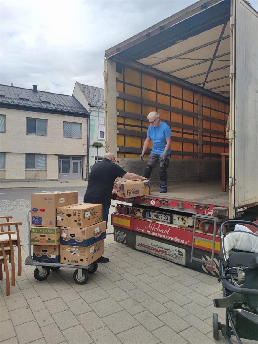 Hilfstransport aus Neusiedl: 48-Tonner bringt Spenden nach Ungarn