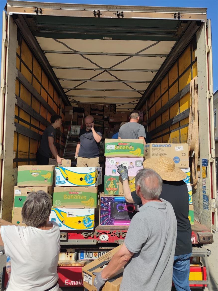 Hilfstransport aus Neusiedl: 48-Tonner bringt Spenden nach Ungarn