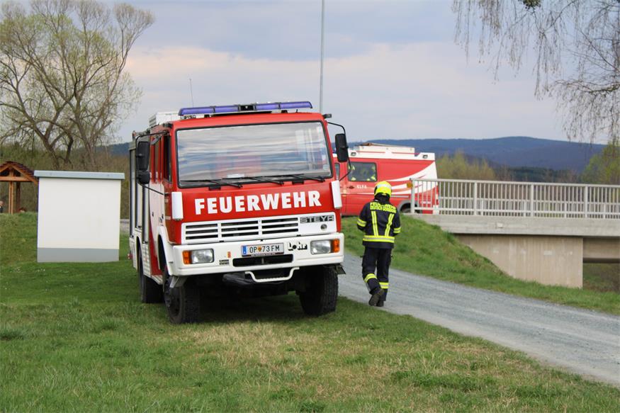 Unfall neben Zöbernbach: Gefährliche Stoffe rutschten von Ladefläche