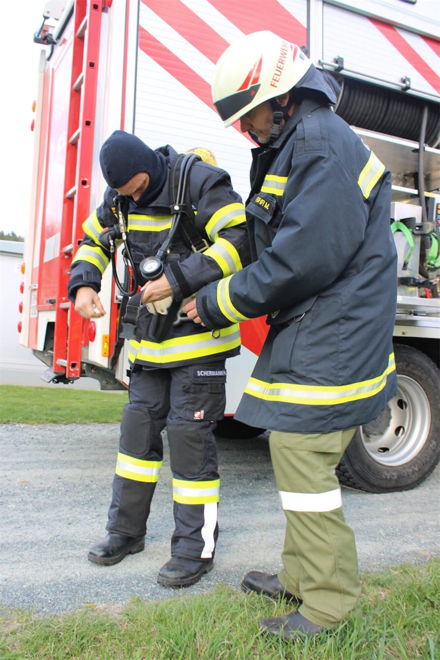 Unfall neben Zöbernbach: Gefährliche Stoffe rutschten von Ladefläche
