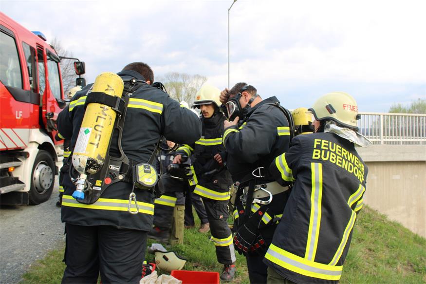 Unfall neben Zöbernbach: Gefährliche Stoffe rutschten von Ladefläche